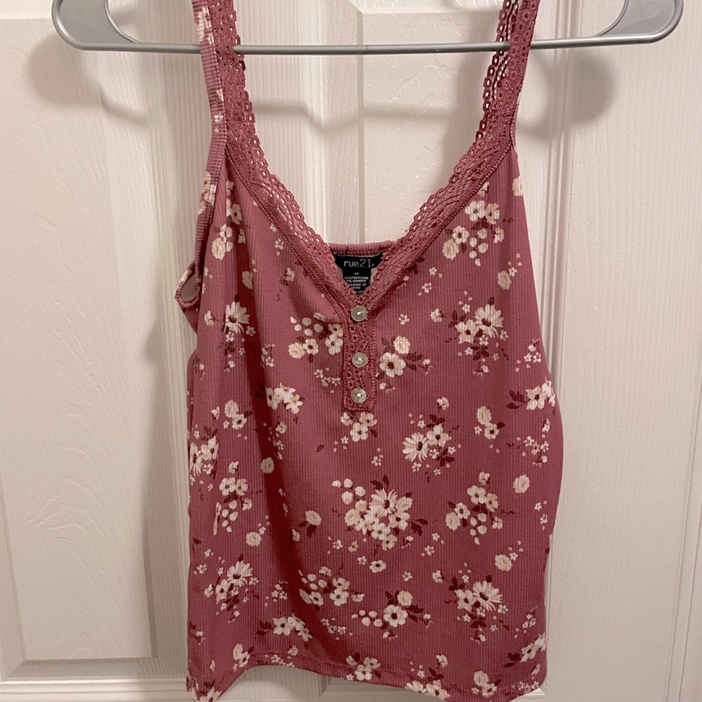 Rue21 MEDIUM tank top cute with flower buds